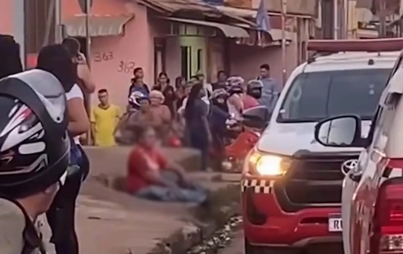 De acordo com informações fornecidas pelos agentes que atenderam o chamado, a Polícia Militar foi acionada para intervir em uma briga de casal
