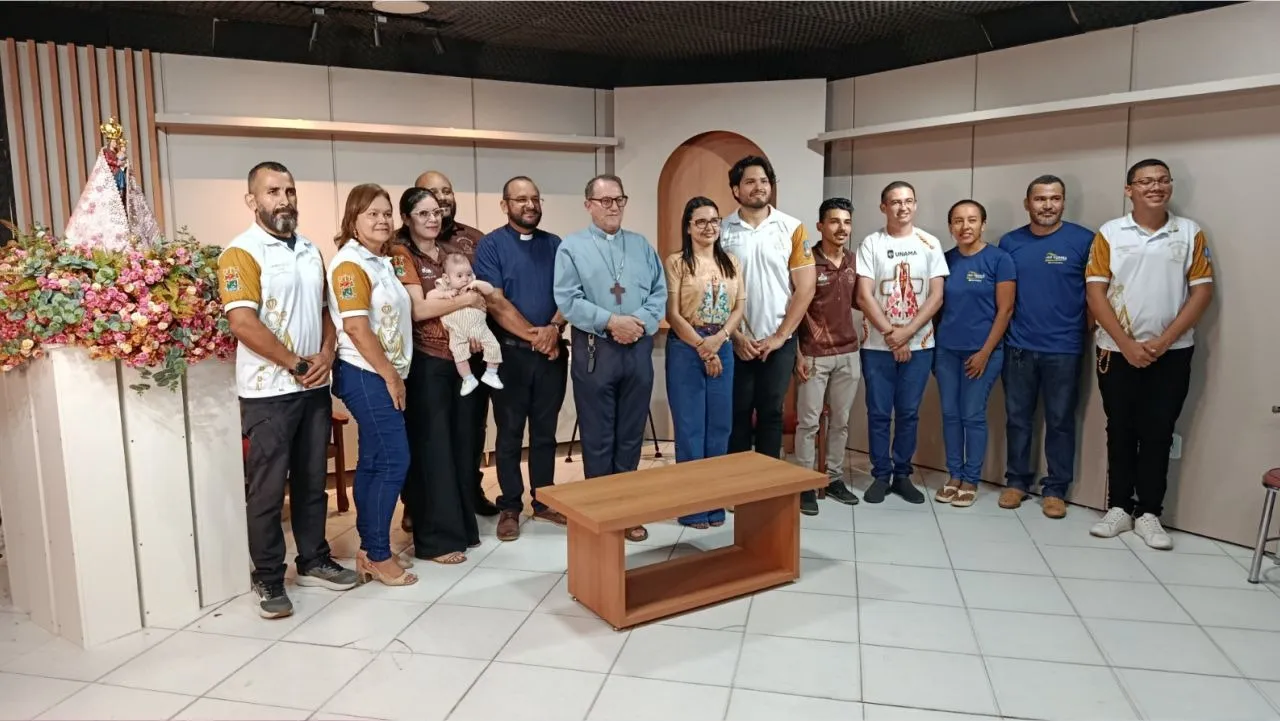 Instalações do novo estúdio no Salão Paroquial, que conta com acústica profissional e equipamentos para integrar fiéis via YouTube e Instagram durante a festividade.
