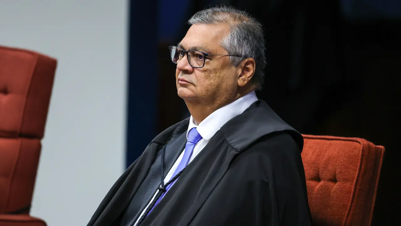 Flávio Dino reintegra Andrei Rodrigues e Leandro Almada na Polícia Federal, questionando afastamentos anteriores e destacando impactos em investigações.
