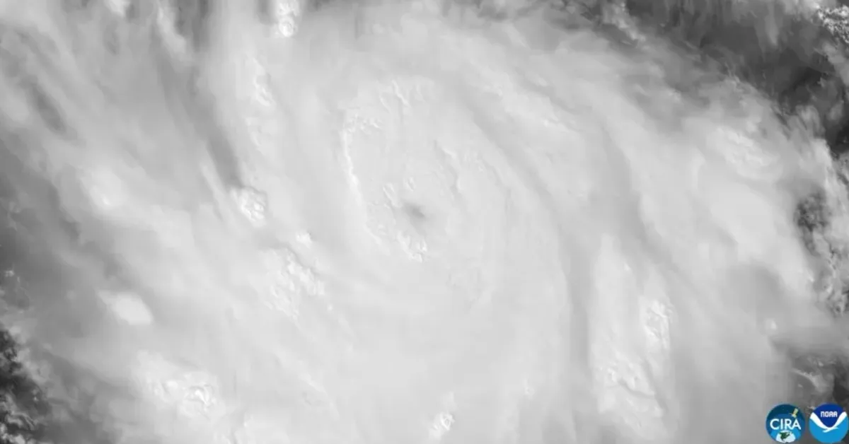 Imagem de satélite mostra o furacão Polo sobre o Pacífico, com o olho bem definido e uma extensa área de nuvens associada ao sistema.