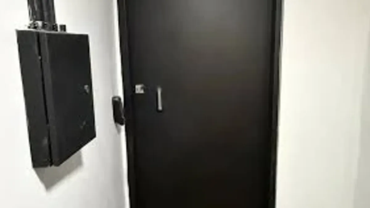A Polícia Federal encontrou uma sala-cofre com malas vazias e máquina de contar dinheiro em hangar ligado a empresas do advogado Willer Tomaz, que nega irregularidades.