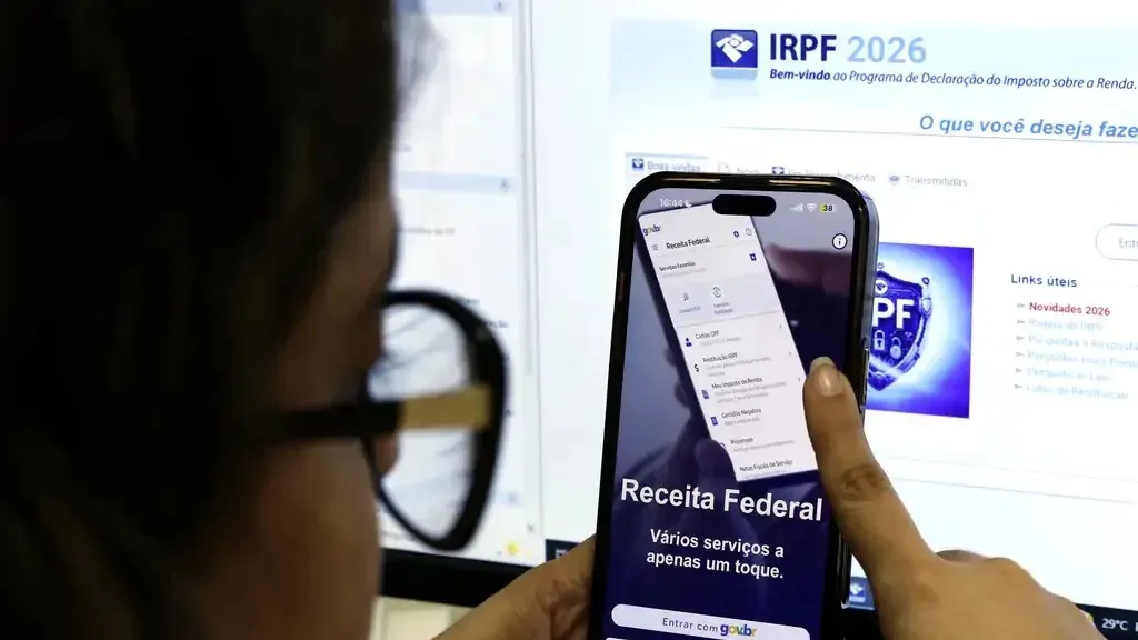 Receita Federal paga 4º lote do IRPF 2026. Veja como consultar sua restituição e o que fazer em caso de problemas nas informações.