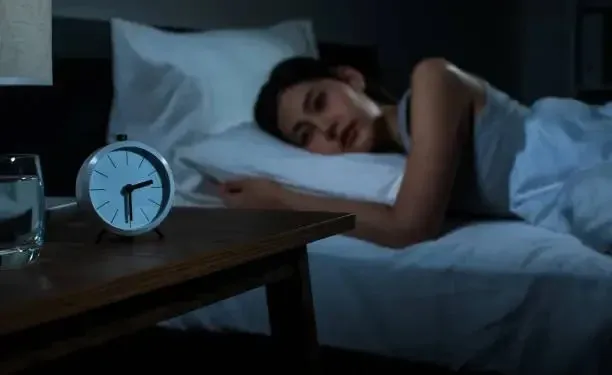 Insônia: 4 hábitos simples podem ajudar você a dormir melhor e acordar com mais disposição.
