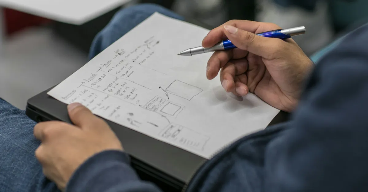 Fazer anotações durante as aulas pode ajudar estudantes que se preparam para o Enem 2026 a manter o foco, compreender melhor os conteúdos e organizar as revisões.