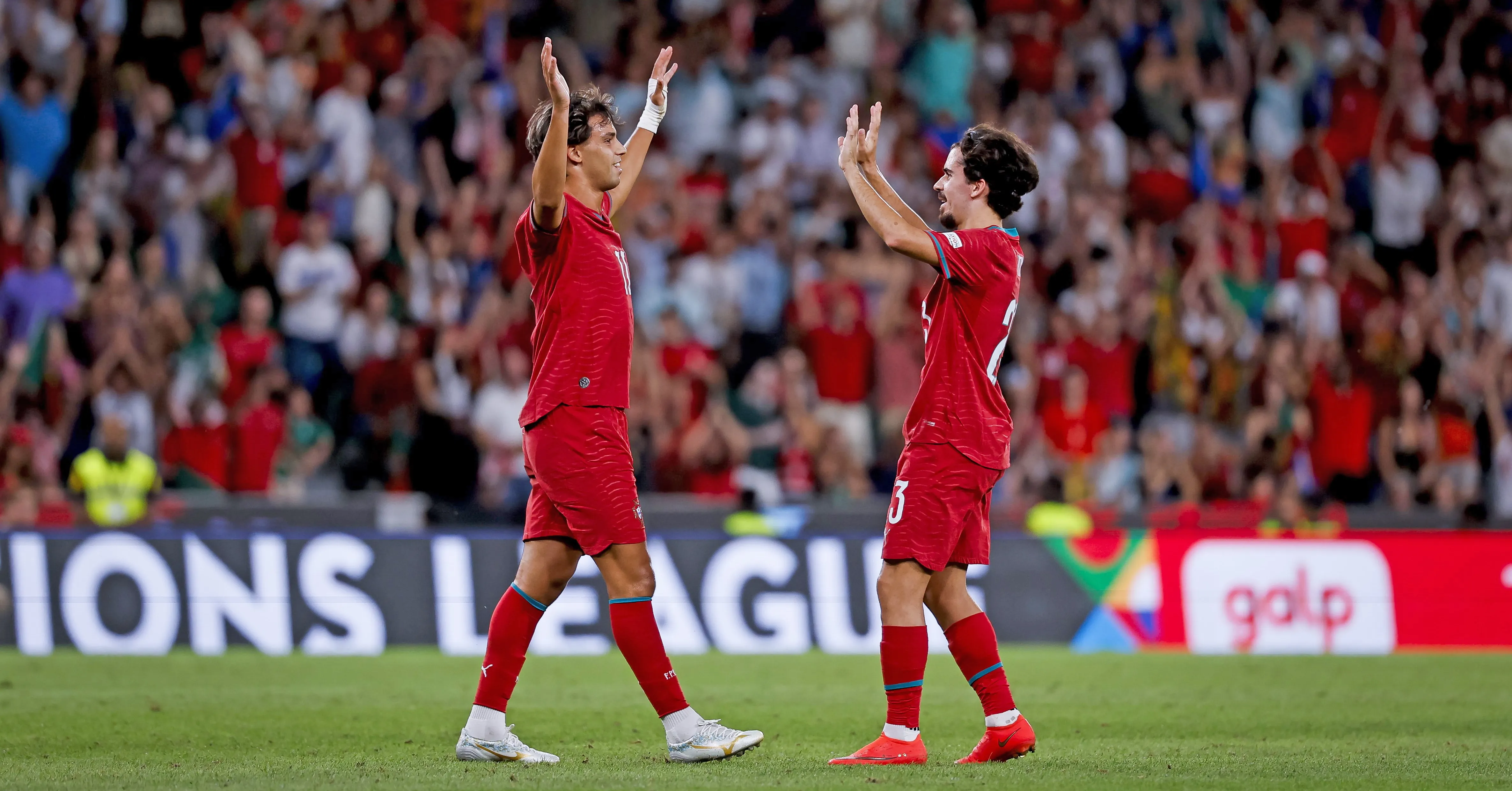 João Félix (esquerda) marcou o gol da vitória