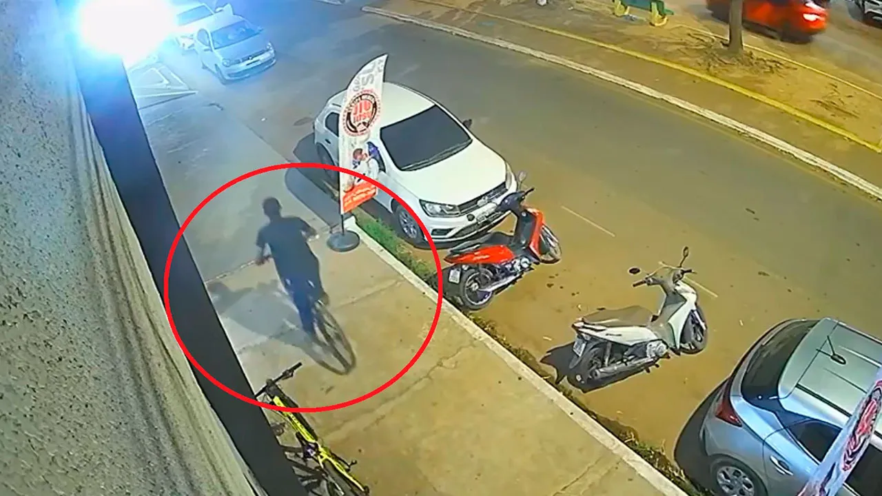 Câmera de segurança registra momento em que vítima tenta impedir furto de bicicleta praticado por suspeito em Marabá.