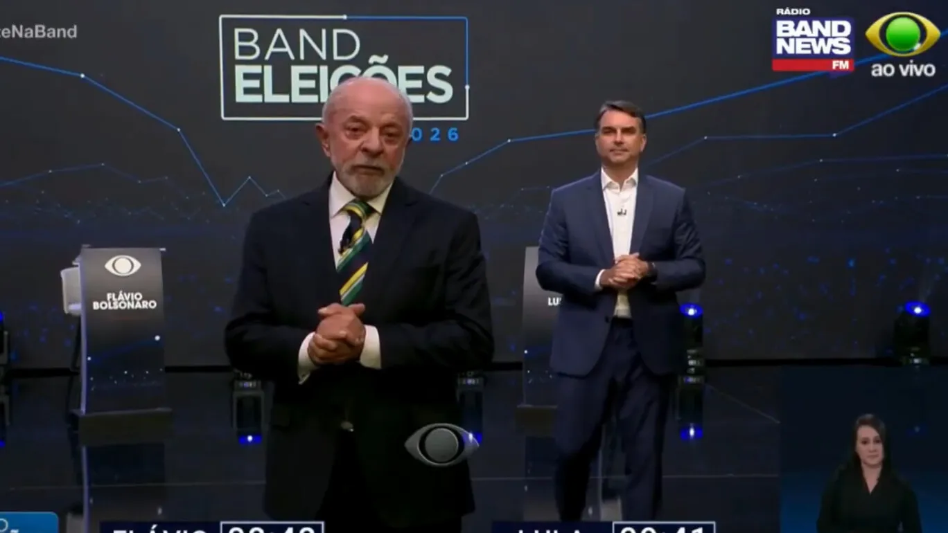 Repercussão do debate Lula e Flávio Bolsonaro na imprensa internacional, com ênfase nas acusações mútuas e no tom tenso.