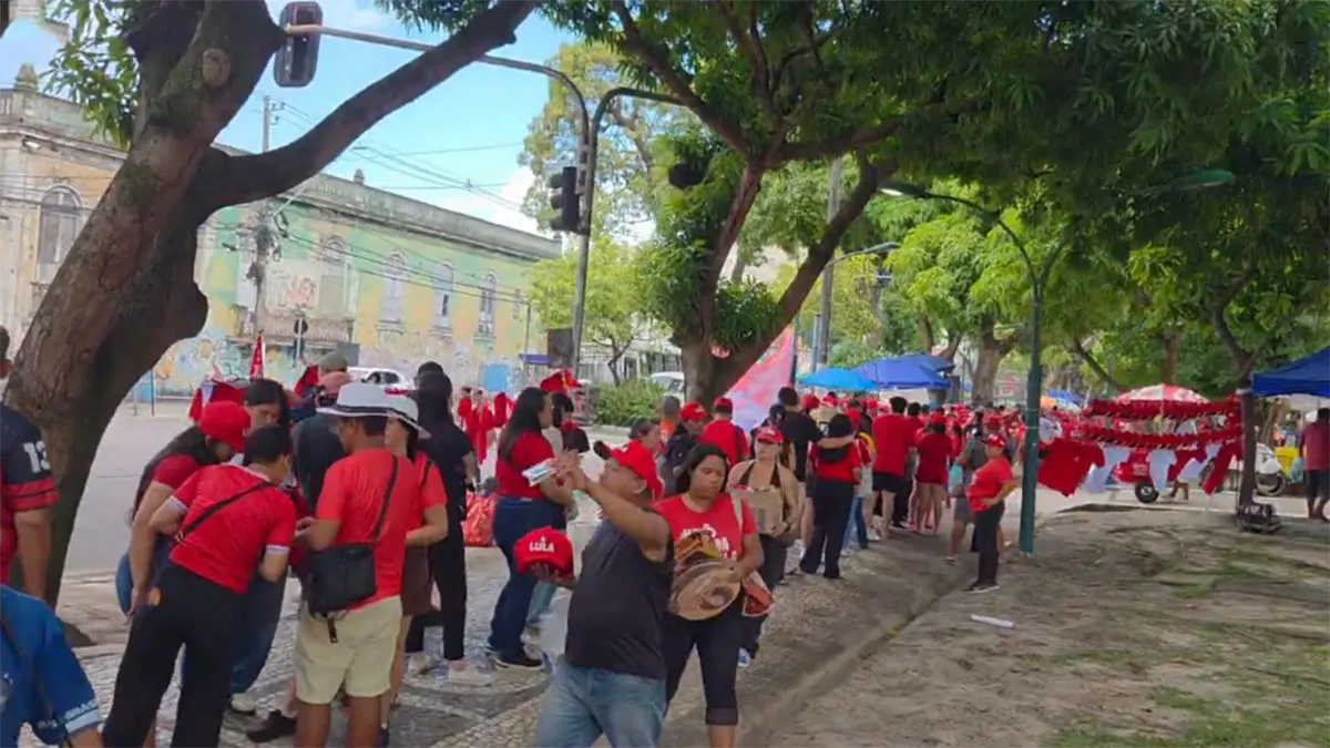 Desde antes da abertura dos portões, os apoiadores formaram uma longa fila para entrar no espaço onde será realizado do evento.