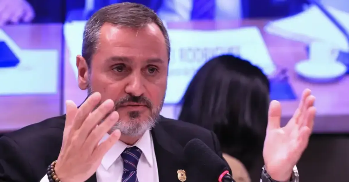 Andrei Rodrigues, diretor-geral da Polícia Federal, foi afastado preventivamente do cargo por decisão do ministro André Mendonça, do STF.