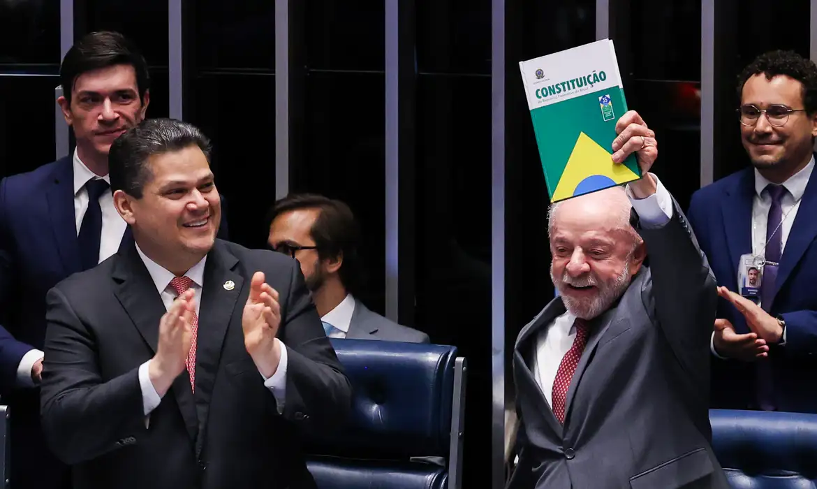 O presidente Luiz Inácio Lula da Silva rebateu nesta sexta-feira (16) críticas à aprovação do fim da escala 6x1.
