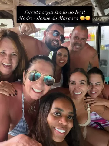 A publicação feita no Instagram mostrou as famílias do jogador e da influencer juntas.
