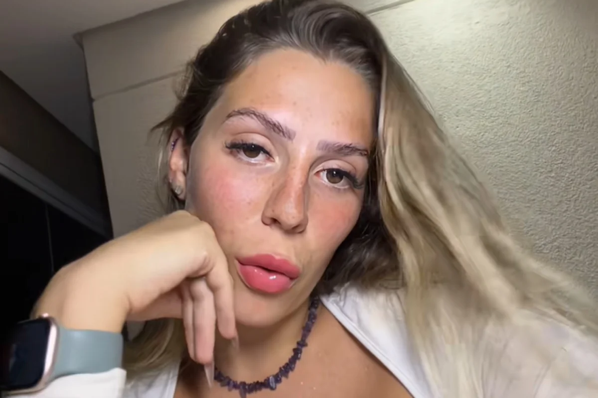 A influencer estava acompanhada dos amigos quando a confusão começou.