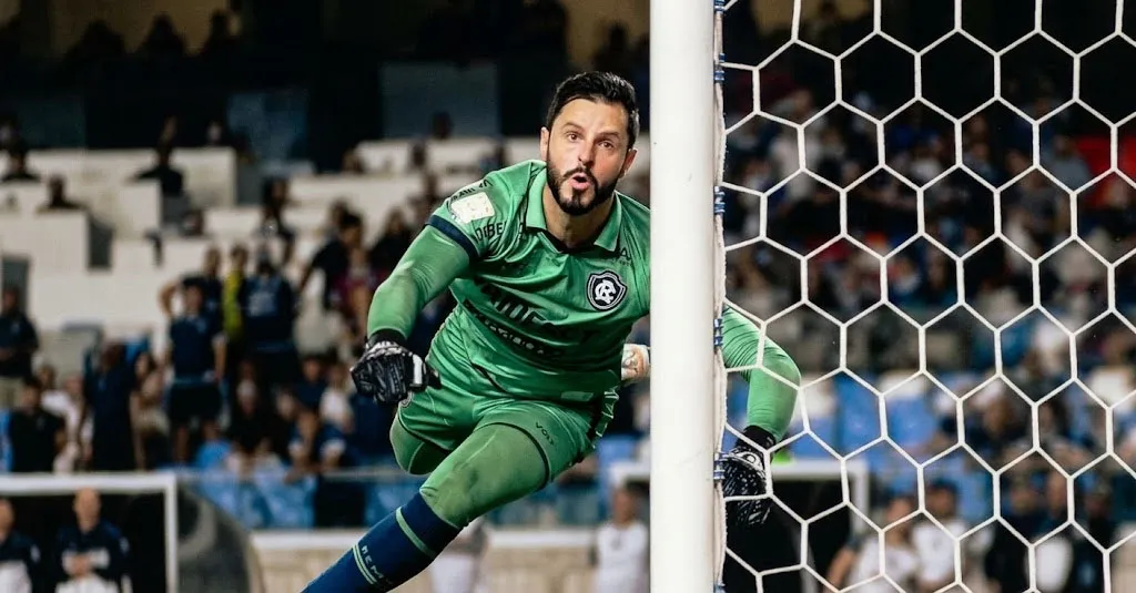Paredão azulino está fora após tomar o terceiro amarelo contra o Vasco
