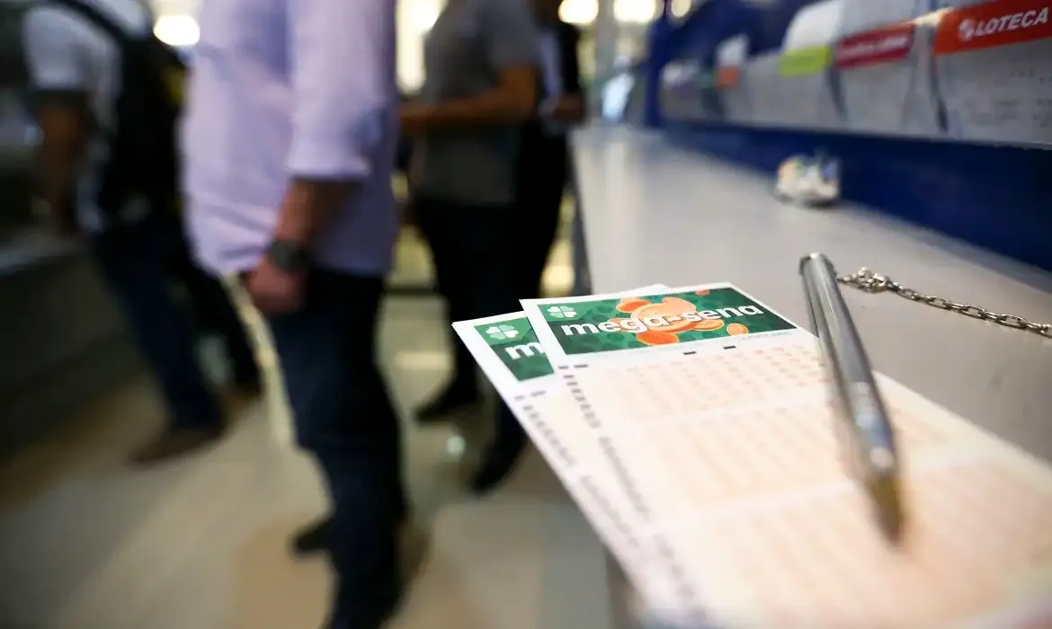 A Mega-Sena sorteia nesta quinta-feira (10) prêmio estimado em R$ 76 milhões.
