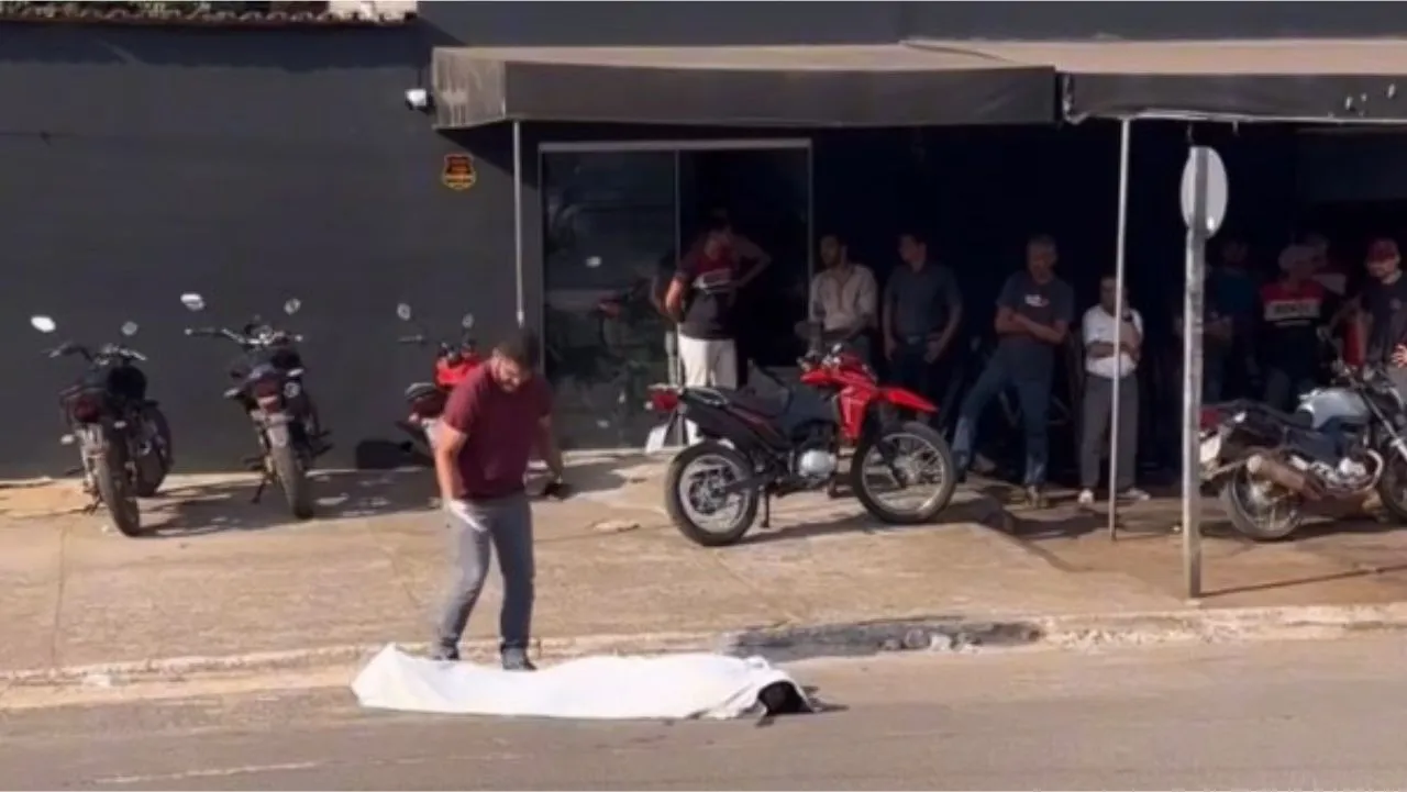 Movimentação policial e da equipe do Samu no local do crime para constatação do óbito e coleta de pistas iniciais.