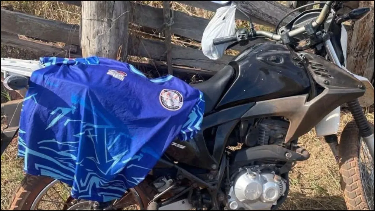 Suspeito abandonou moto e foi encontrado em área de mata