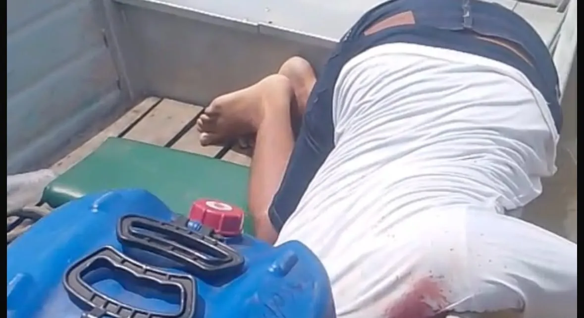 O homem foi assassinado com tiro de espingarda dentro de uma canoa