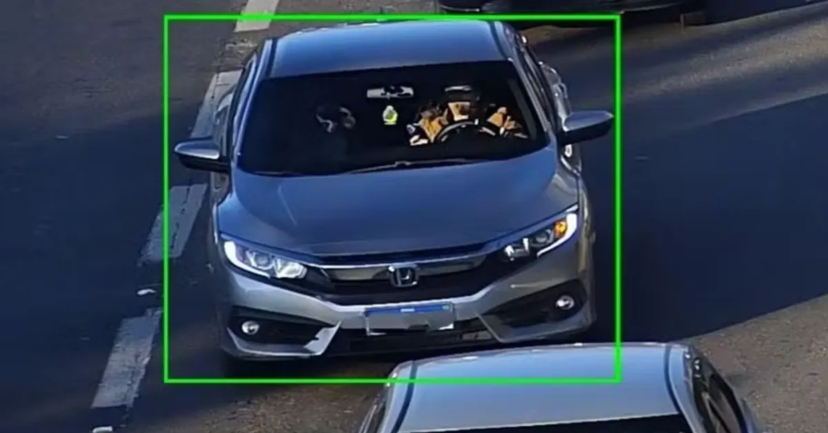 Radares com inteligência artificial na Rodovia Raposo Tavares já ajudaram a identificar 2.316 infrações em apenas um mês, principalmente por falta de cinto de segurança e uso de celular ao volante.