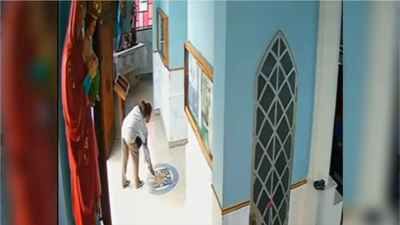 Câmeras do circuito interno de segurança registraram o momento exato em que a mulher despejou o material sobre o piso do templo.