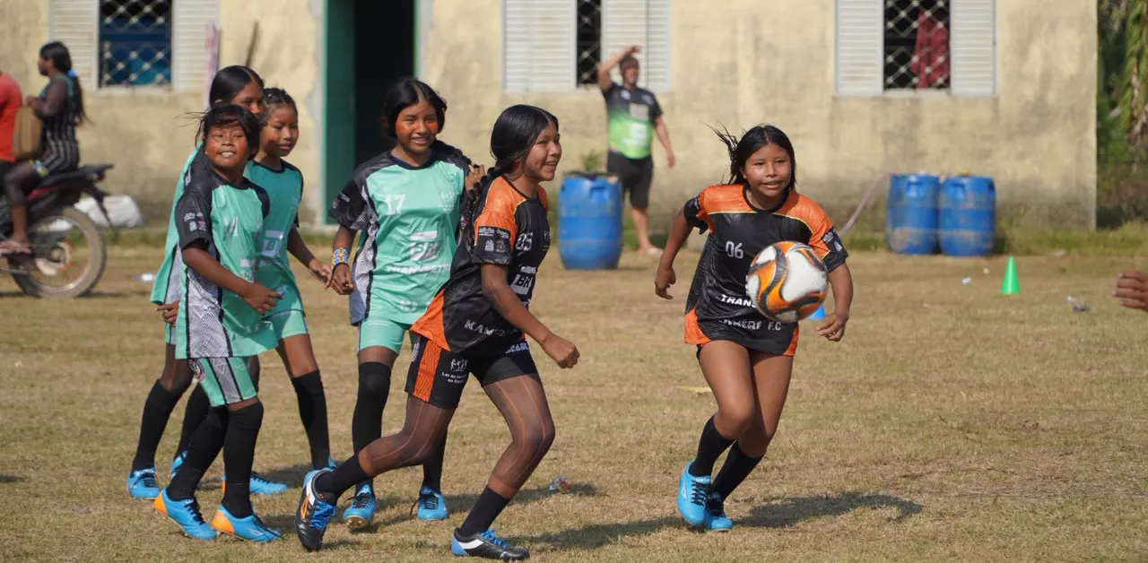 Descubra como as mulheres Xikrins estão transformando o futebol em celebração de cultura e união nas aldeias do Pará.
