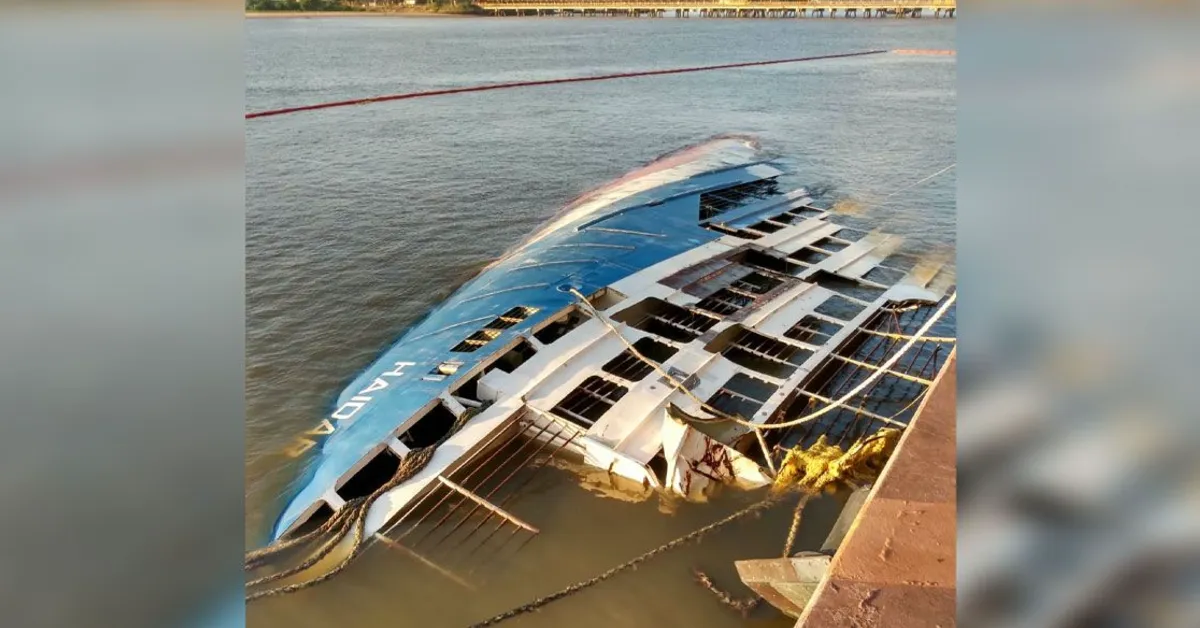 Onze anos após o naufrágio, o navio Haidar permanece parcialmente submerso no Porto de Vila do Conde, em Barcarena, onde ainda aguarda uma solução definitiva para sua retirada.