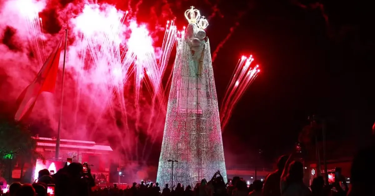 Imagens de Nossa Senhora de Nazaré recebem iluminação rosa em Belém nesta segunda-feira (19/10), em alusão ao Outubro Rosa, campanha de conscientização sobre a prevenção e o diagnóstico precoce do câncer de mama.
