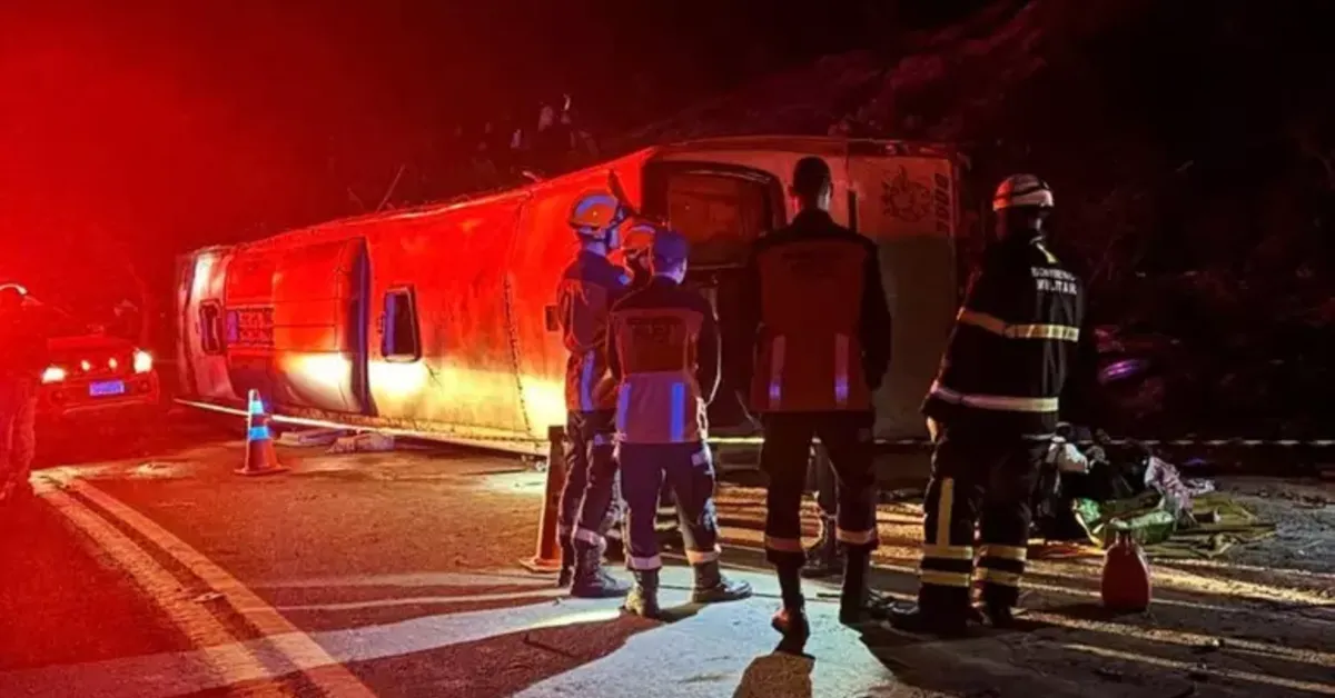 Ônibus de turismo tombou na BR-262, em Ibatiba (ES), deixando três mortos e 44 feridos. O veículo transportava 47 pessoas e seguia de Itaoca para Contagem (MG).
