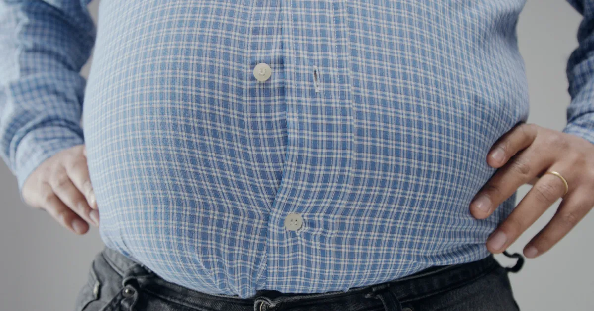 Álcool, excesso de açúcar e frituras podem favorecer o acúmulo de gordura abdominal. Mudanças na alimentação, atividade física, sono e controle do estresse ajudam a reduzir a gordura visceral.