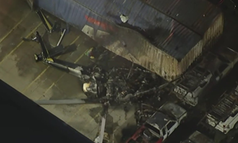 Um helicóptero da NBC Los Angeles cai em Chatsworth, resultando na morte de três pessoas. Investigações estão em andamento sobre as causas da tragédia.