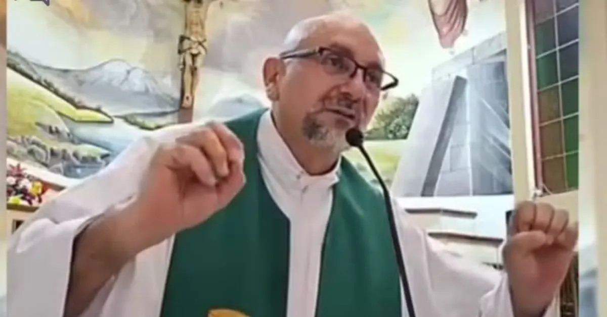 Vídeo registra a homilia do padre Patricio Sánchez, que falava sobre a brevidade da vida e a inevitabilidade da morte antes de ser atingido por uma cruz durante missa transmitida ao vivo no Equador.