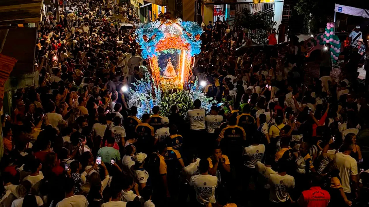 Berlinda iluminada é o grande diferencial do Círio de Parauapebas, o único realizado durante a noite no Pará