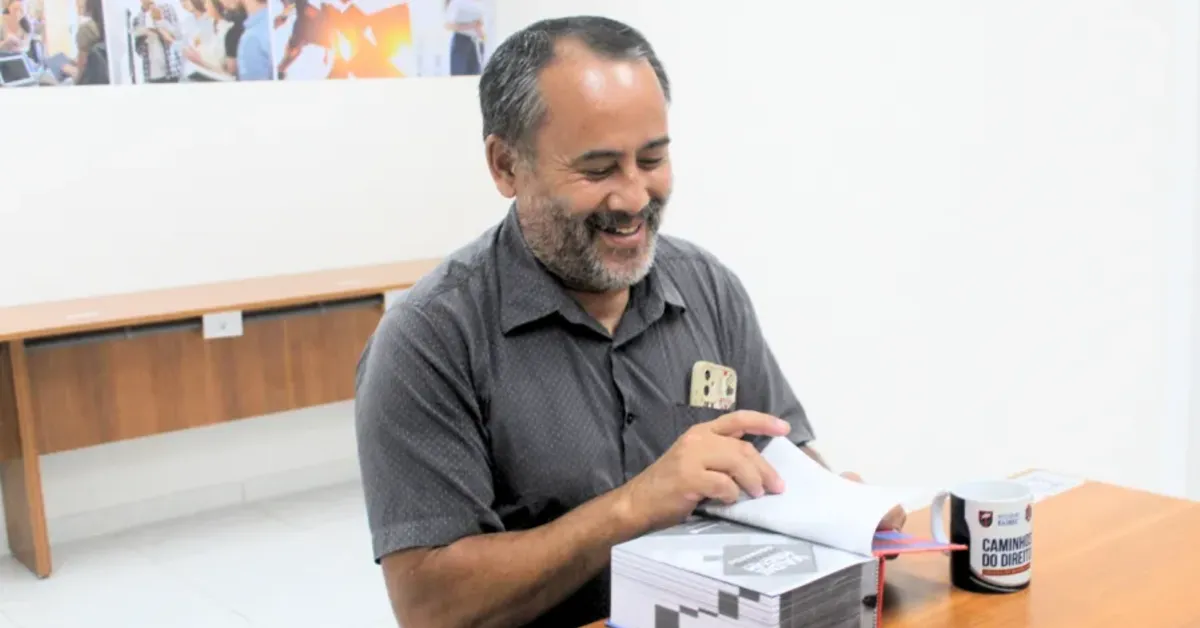 Pedreiro que defendeu o próprio caso na Justiça ganha bolsa integral para cursar Direito e já começa uma nova fase da vida em Manaus.