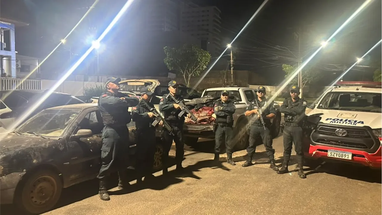 Suspeitos abandonaram veículo com animais vivos e abatidos após confronto armado na Vicinal Cabaceiras; material foi apresentado na delegacia civil.