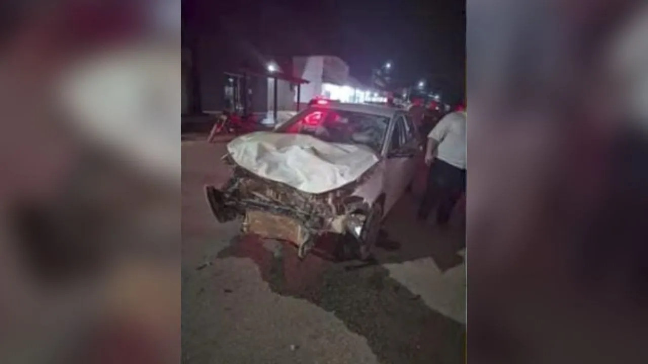Veículo ficou completamente destruído e destroços se espalharam pela pista após colisão no cruzamento da Avenida Carajás.