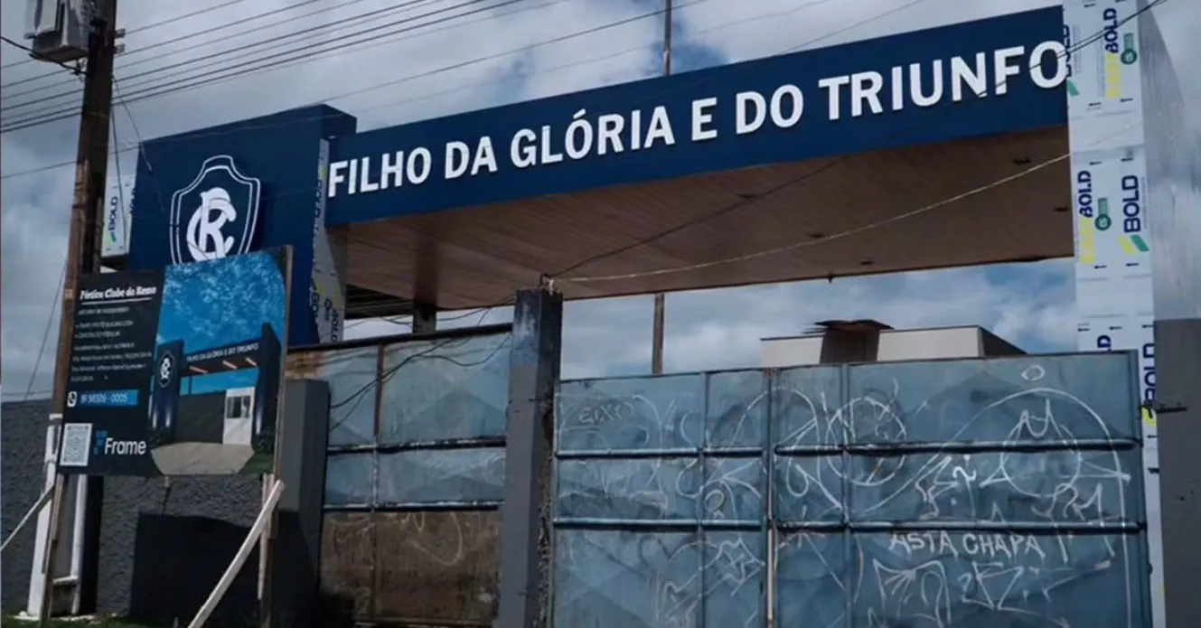 O Remo divulgou um vídeo nas redes sociais mostrando o avanço das obras do CT, em Outeiro. As imagens destacam a reta final do pórtico de entrada, a preparação dos campos, a construção do bloco principal e os muros de fechamento do espaço.