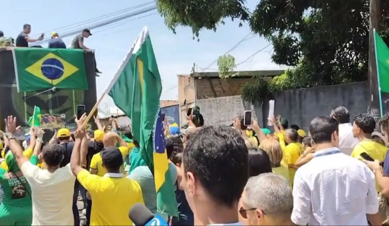 Flavio Bolsonaro esteve em Maraba´na manhã desta segunda (19)