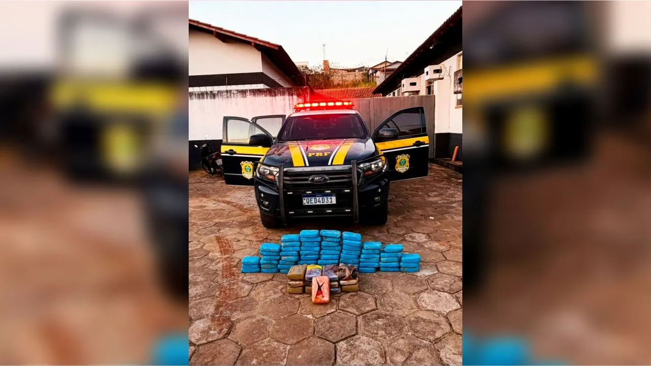Agentes da PRF contabilizam pacotes de pasta base de cocaína e maconha apreendidos na BR-230, em Novo Repartimento (PA).