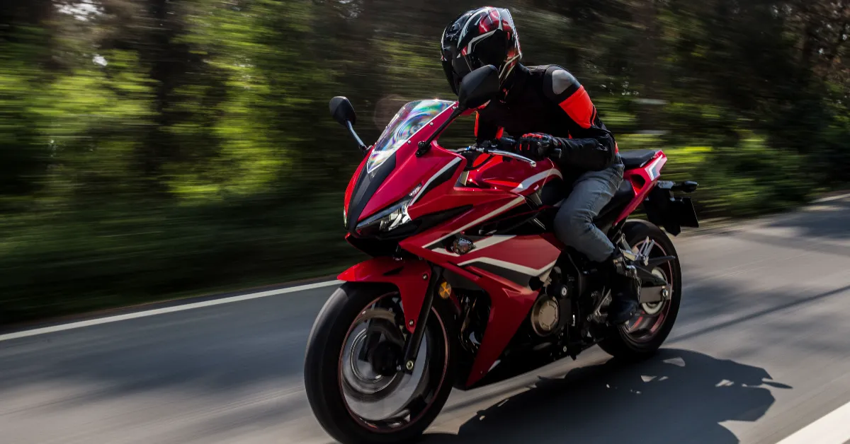 Quer gastar menos combustível com a moto? Pequenas mudanças na pilotagem podem fazer diferença no fim do mês.