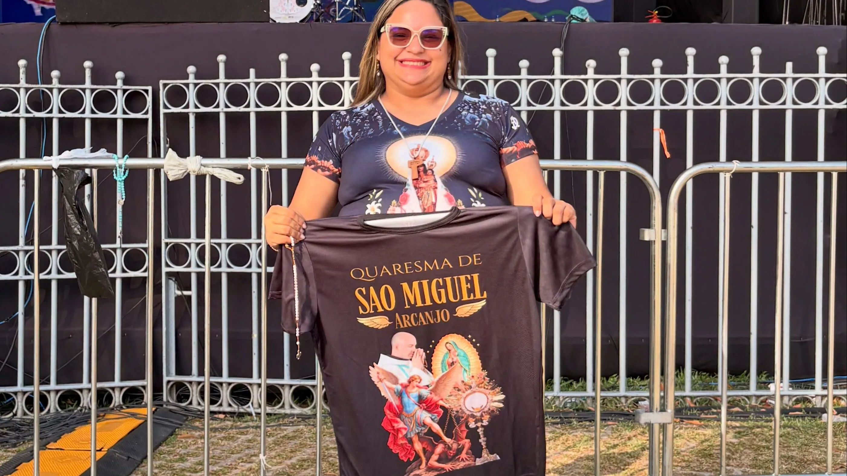 Alinny Corrêa chegou 12 horas antes do show de Frei Gilson na Praça Santuário em Belém. Entenda sua devoção e o impacto do sacerdote.