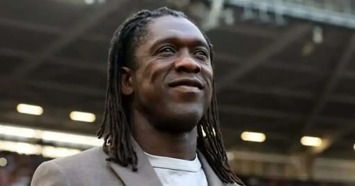 Clarence Seedorf chega ao Brasil para iniciar os trabalhos no Corinthians e tem a missão de afastar o time da zona de rebaixamento do Campeonato Brasileiro.
