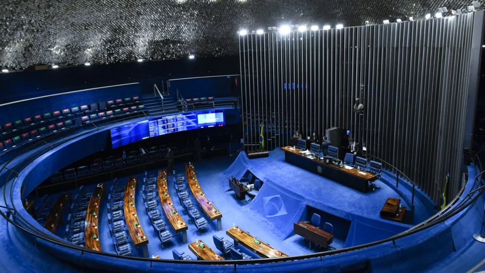 Senado debate emenda que acaba com a escala de trabalho 6x1, propondo jornada de 40 horas e dois dias de descanso. Votação pode ocorrer na próxima semana.