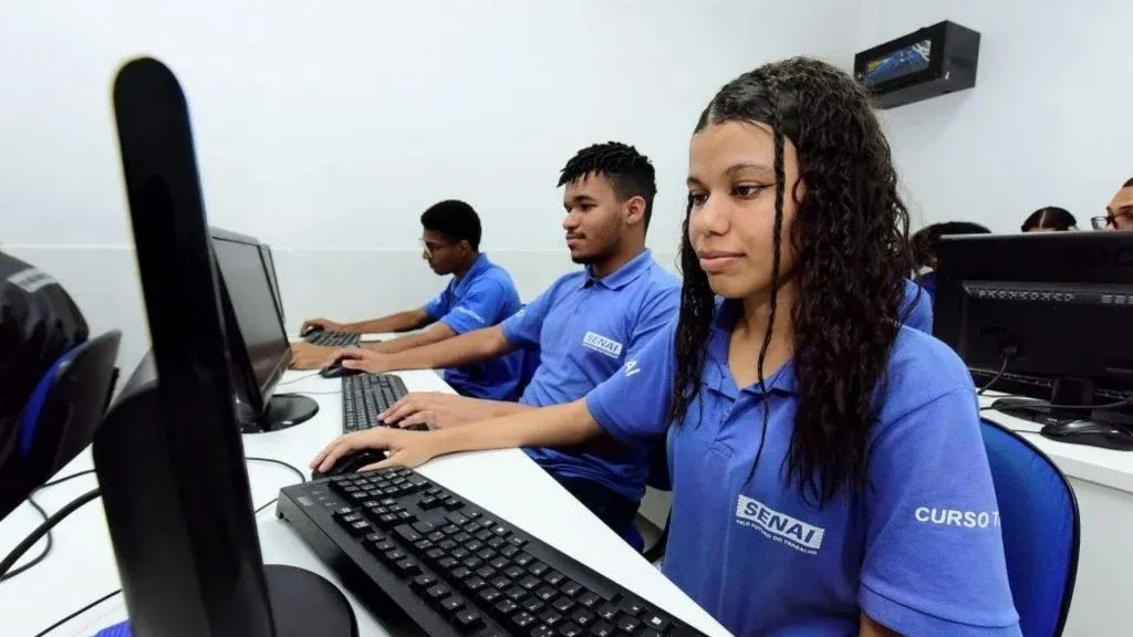 Cursos no Senai: há opções gratuitas e pagas, com oportunidades em diferentes áreas de formação.