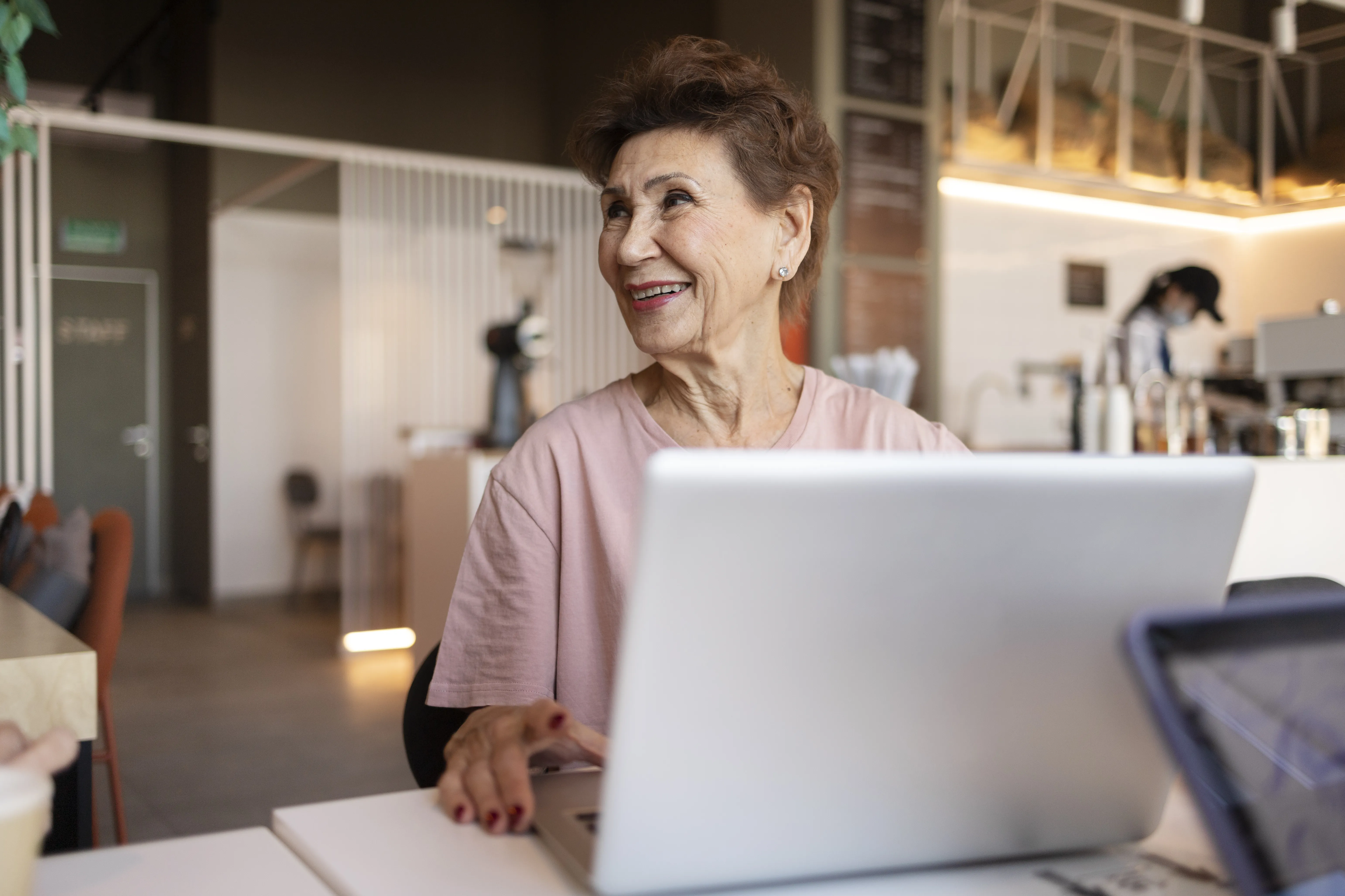 Descubra oportunidades de emprego para profissionais acima de 50 anos.