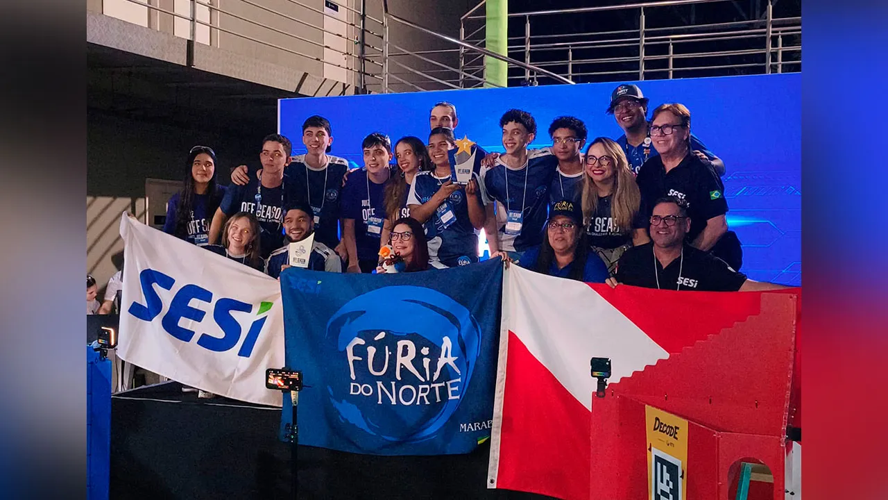 Estudantes da equipe Fúria do Norte, do SESI Marabá, comemoram a vitória no FTC Off-Season Pernambuco 2026 ao lado do robô desenvolvido para as disputas.