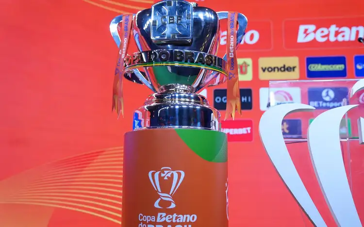Descubra como o novo acordo da CBF transforma a transmissão da Copa do Brasil até 2030, com pacotes multimídia e aumento de receitas.