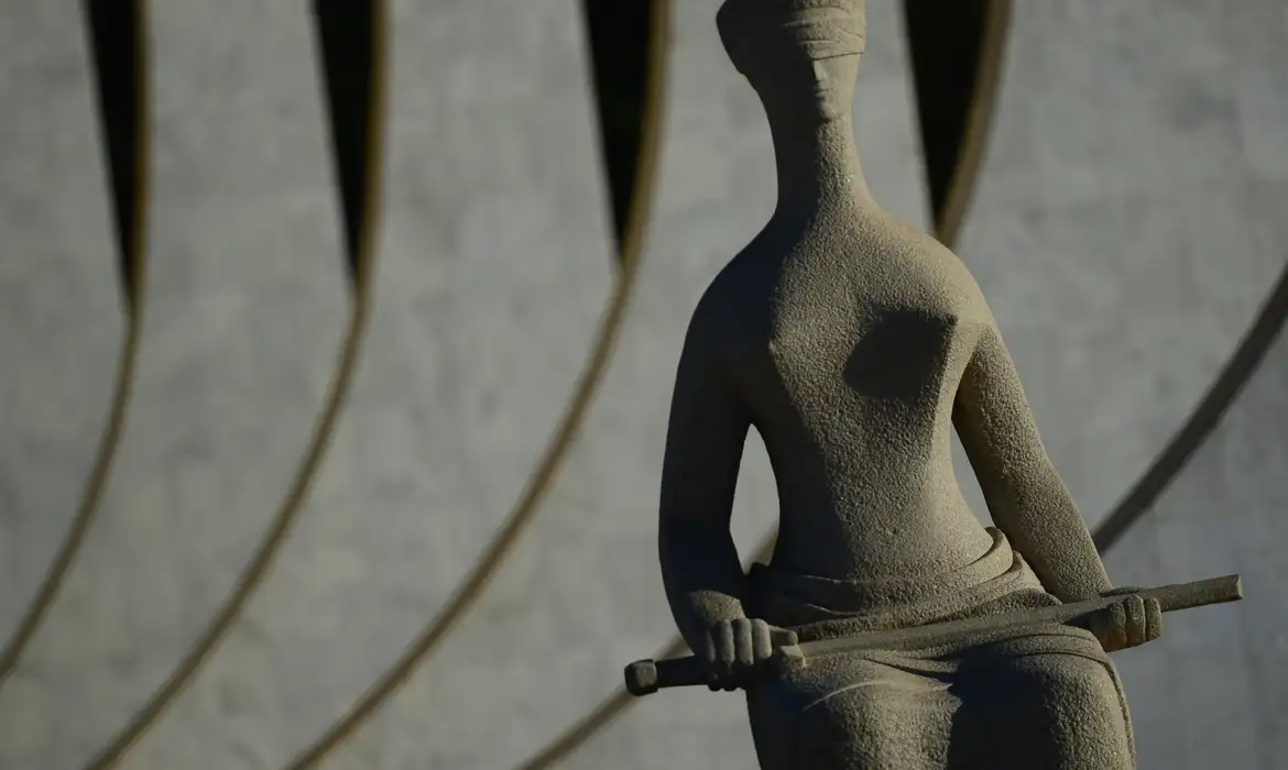 O episódio ocorreu após ele se aproximar da marquise do prédio e começar a proferir frases desconexas.