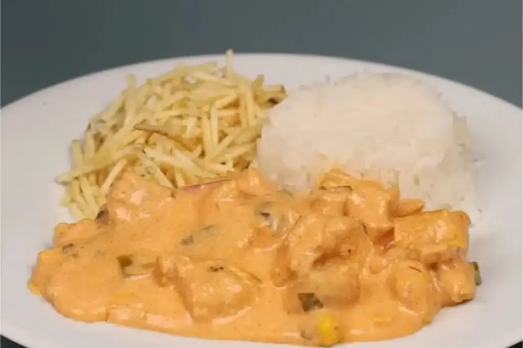 Prepare um strogonoff de frango em 20 minutos.