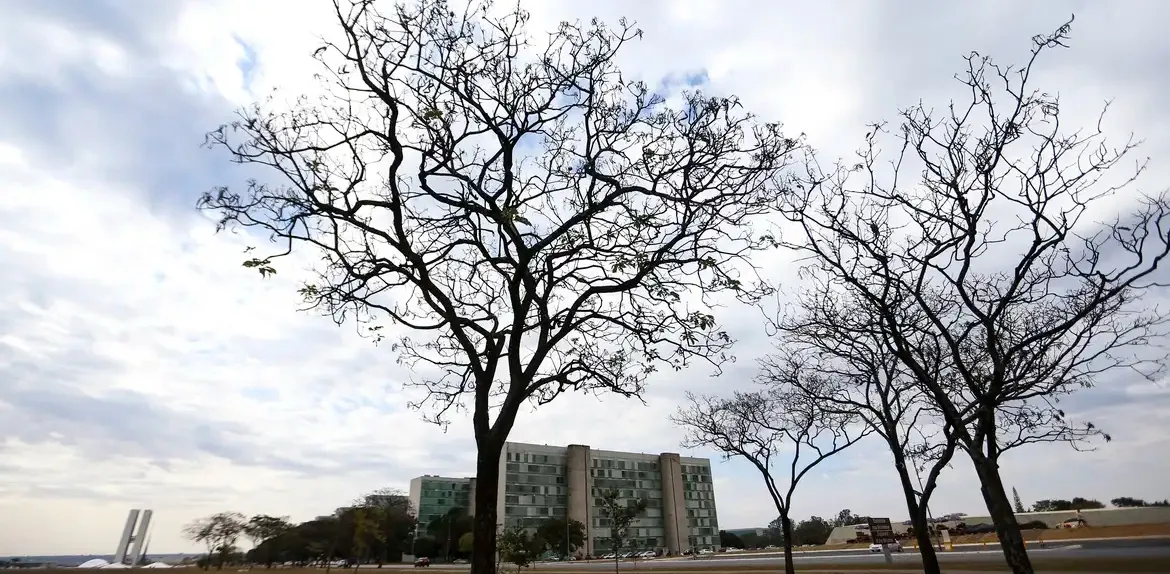 Chuva isolada e temperaturas elevadas marcam o dia