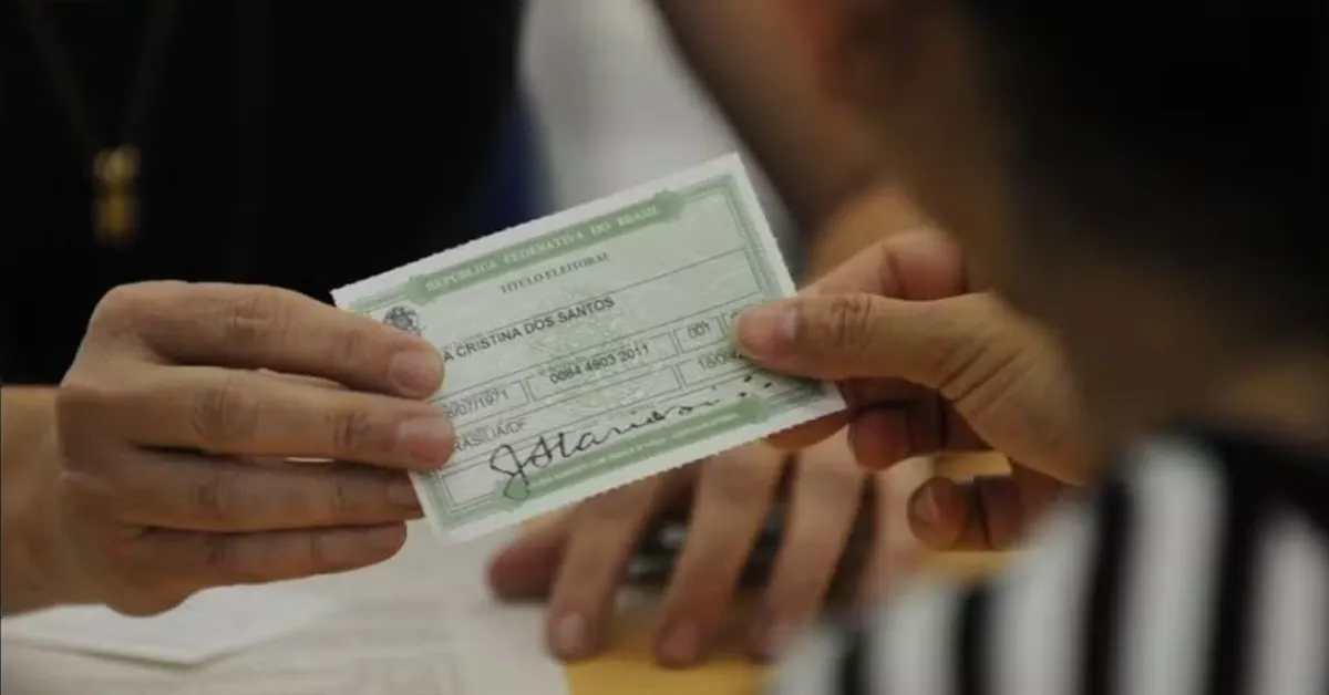 Para votar nas Eleições 2026, não é obrigatório levar o título de eleitor em papel. O eleitor pode apresentar um documento oficial com foto ou usar o e-Título, desde que o aplicativo exiba a fotografia.