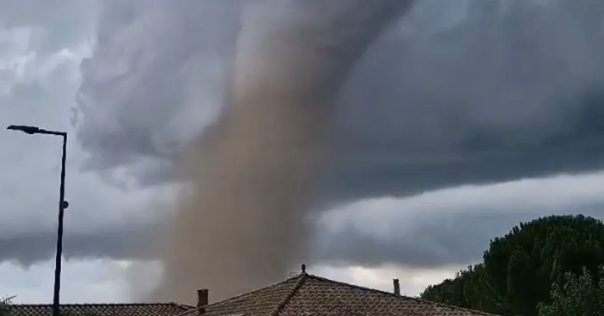 Um tornado atingiu a vila de Pomas, no sudoeste da França, nesta segunda-feira (24), deixando pelo menos 41 pessoas feridas e danificando cerca de 300 casas.